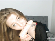 Julie_Ariel ts sucking dildo